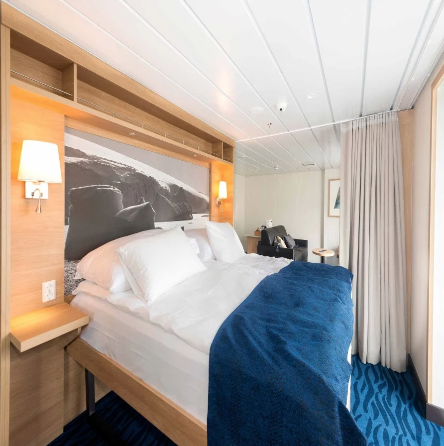 Hurtigruten MS Spitsbergen Accommodation Expedition Suite 3.png